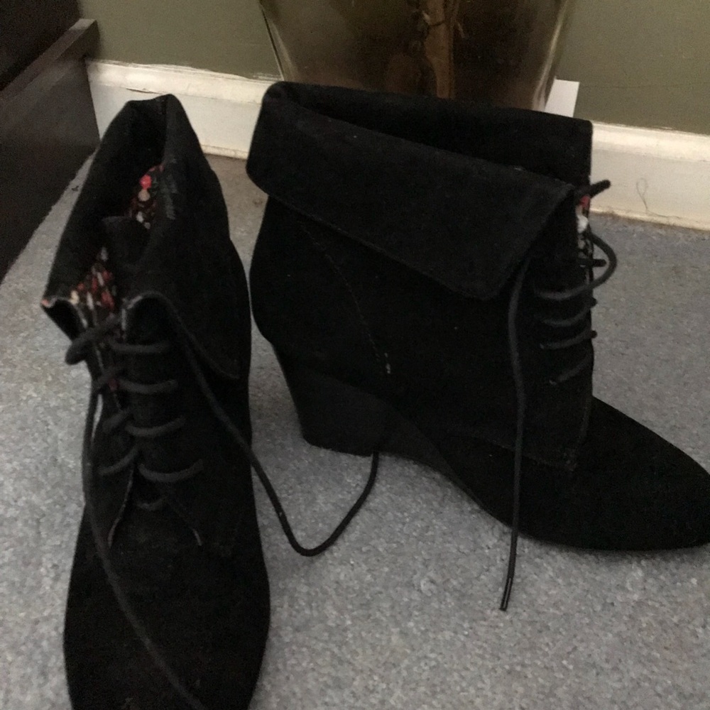 SHOES - Picture 2 of 3
